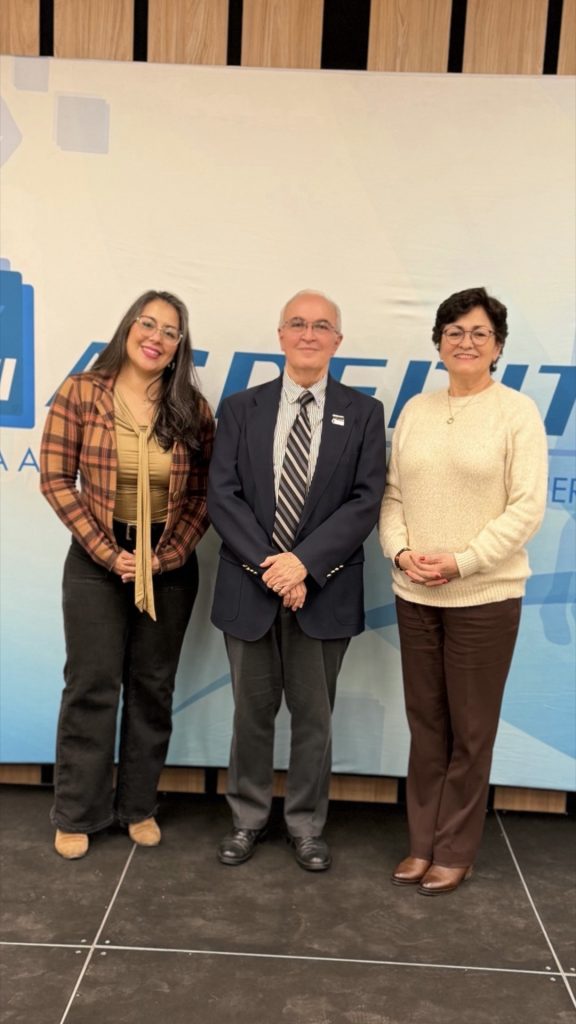 Jessica Pizarro, gerente general de Acredita CI, junto al Dr. José Humberto Loría Arcila y el equipo organizador al cierre del taller.