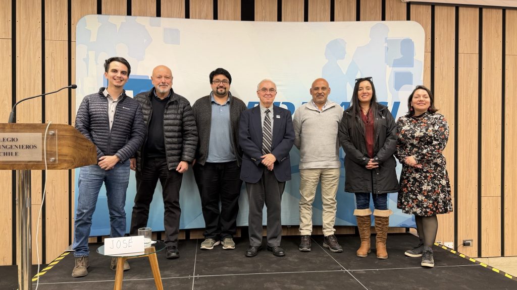 Participantes y organizadores del Taller Problemas de Ingeniería Complejos junto al Dr. José Humberto Loría Arcila, en el Colegio de Ingenieros de Chile.