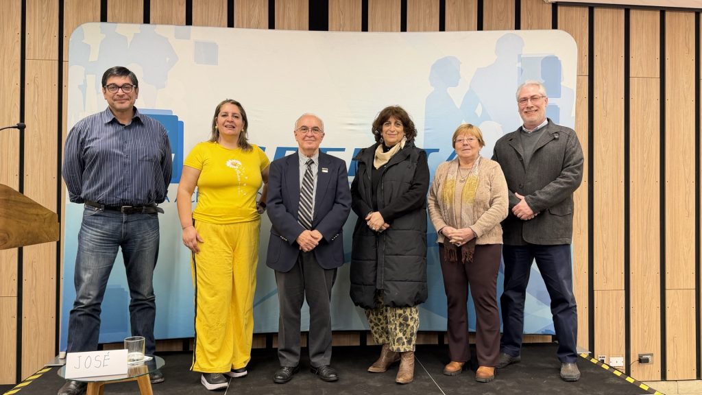 Participantes del Taller Problemas de Ingeniería Complejos junto al Dr. José Humberto Loría Arcila, en el Colegio de Ingenieros de Chile.