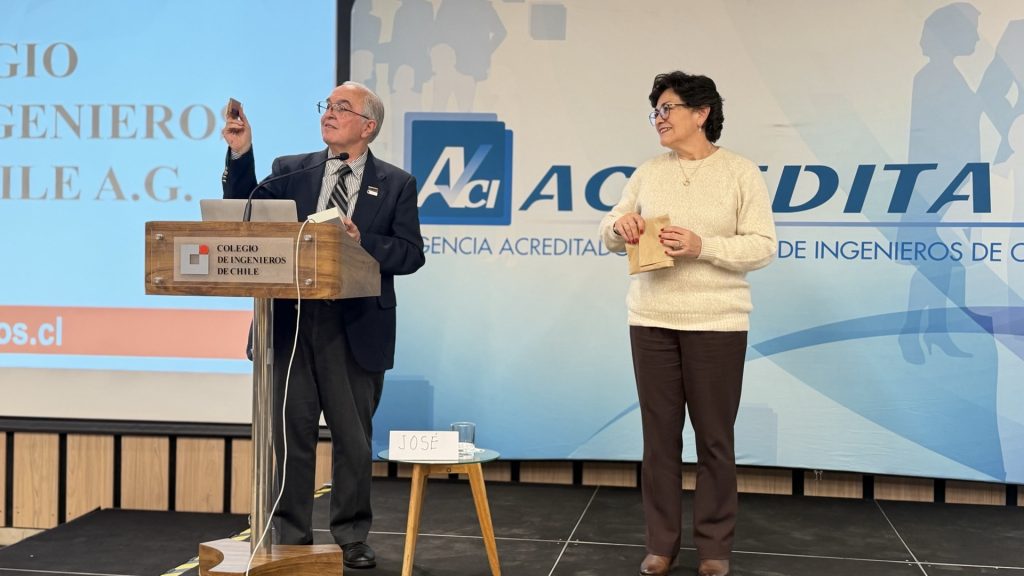 Jessica Pizarro, gerente general de Acredita CI, entrega un reconocimiento al Dr. José Humberto Loría Arcila al cierre del Taller Problemas de Ingeniería Complejos.