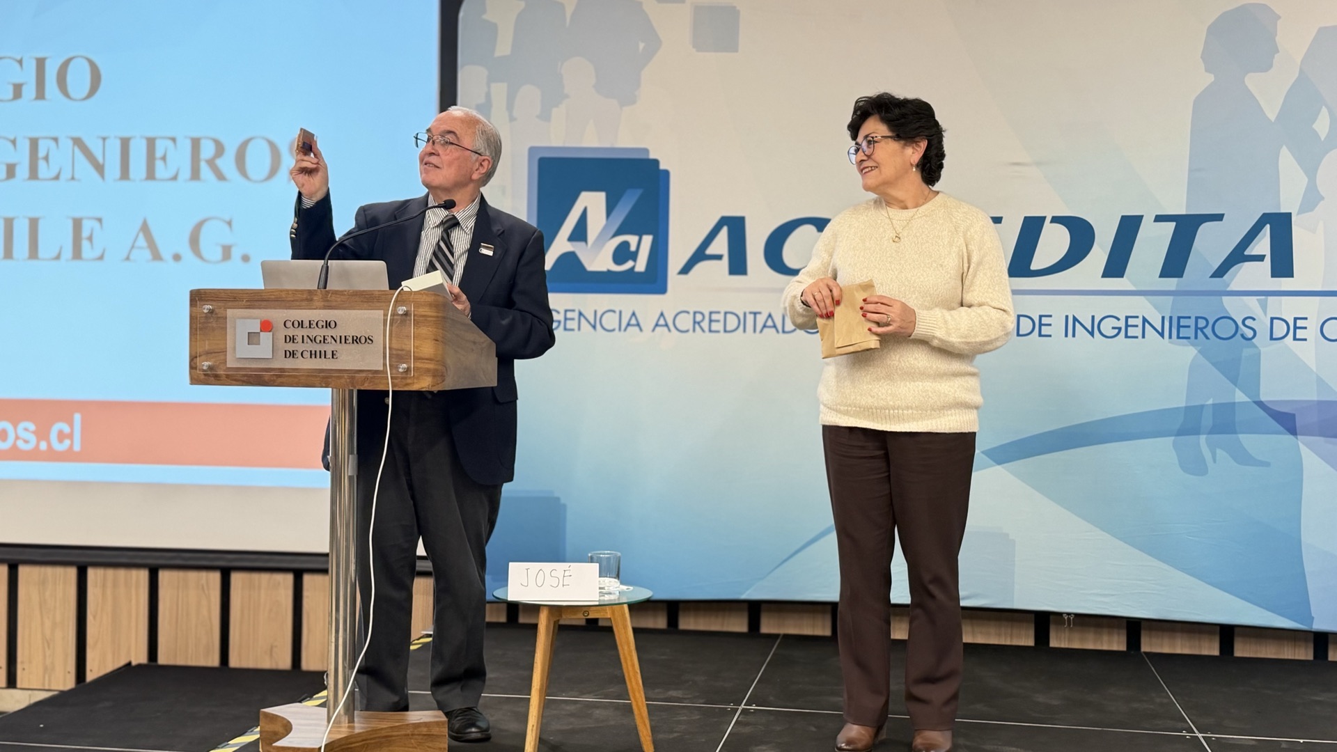 Jessica Pizarro, gerente general de Acredita CI, entrega un reconocimiento al Dr. José Humberto Loría Arcila al cierre del Taller Problemas de Ingeniería Complejos.