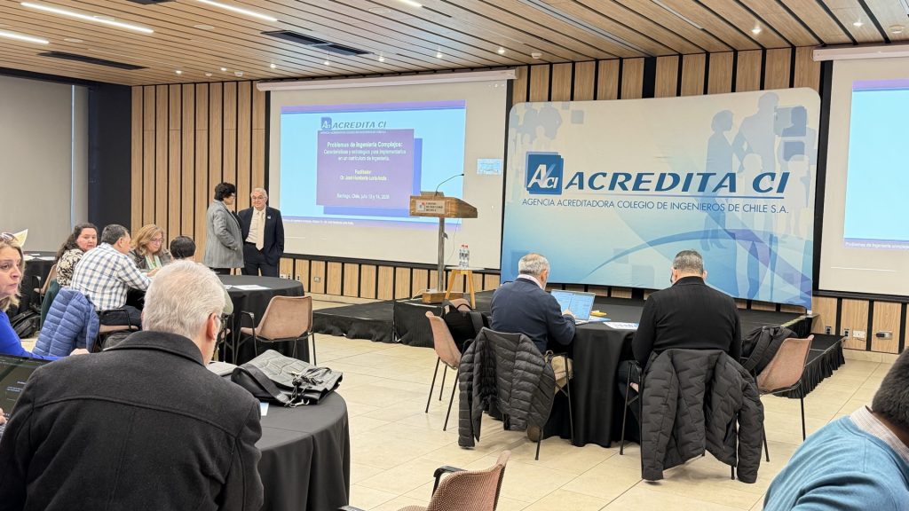 Escenario del taller con el backdrop de Acredita CI, Agencia Acreditadora del Colegio de Ingenieros de Chile.