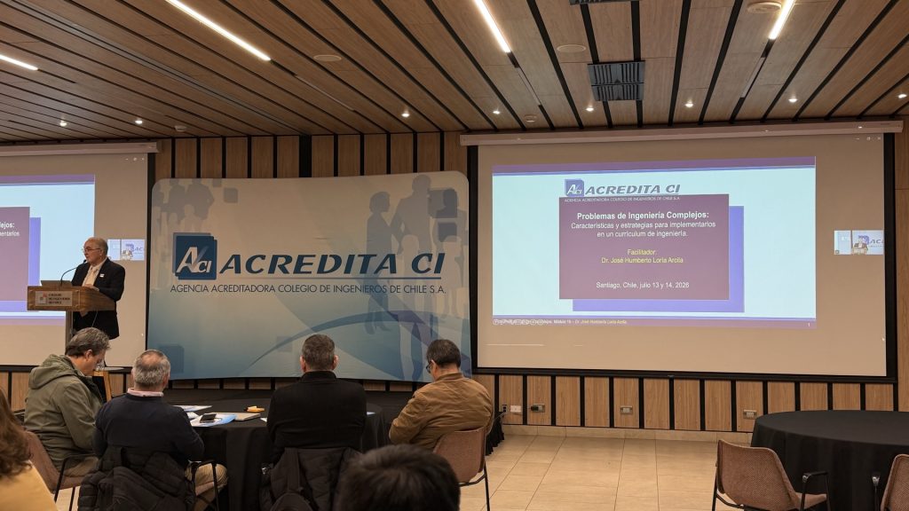 El Dr. José Humberto Loría Arcila, facilitador del taller, durante su presentación ante los asistentes.