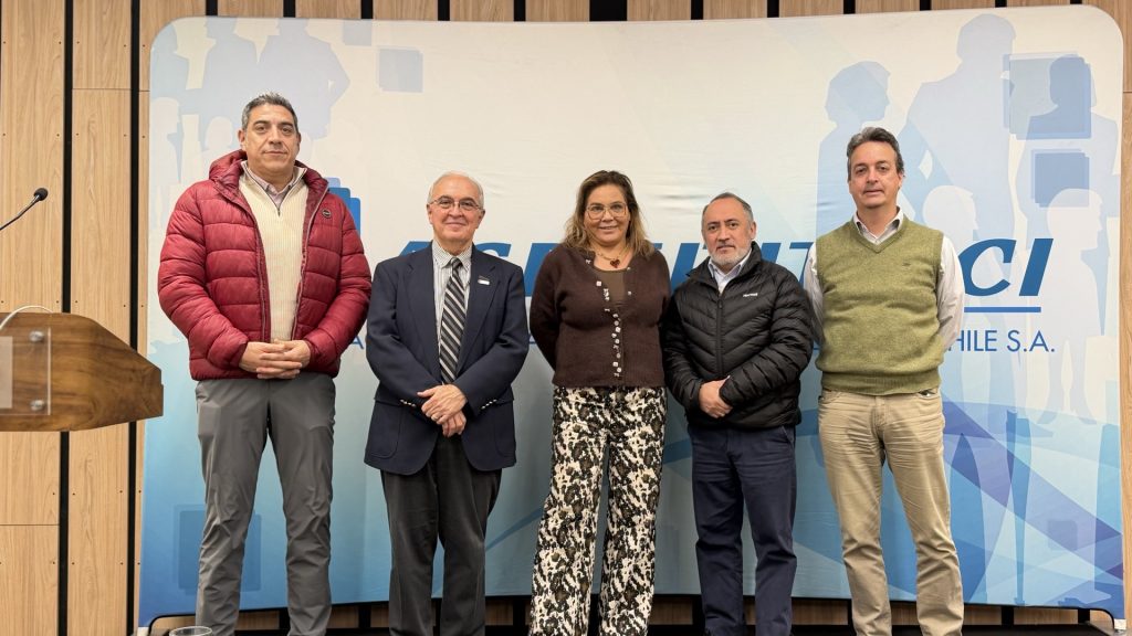 Participantes del Taller Problemas de Ingeniería Complejos en el cierre de la actividad, en el Colegio de Ingenieros de Chile.