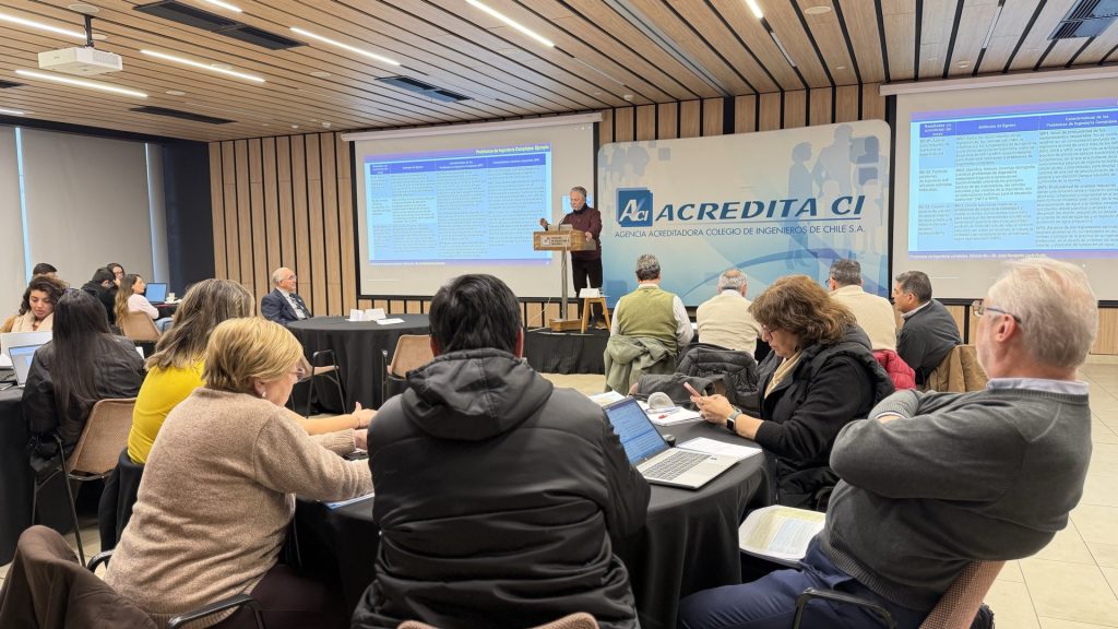 Un participante expone ante el grupo durante la segunda jornada del taller, revisando ejemplos de problemas de ingeniería complejos.