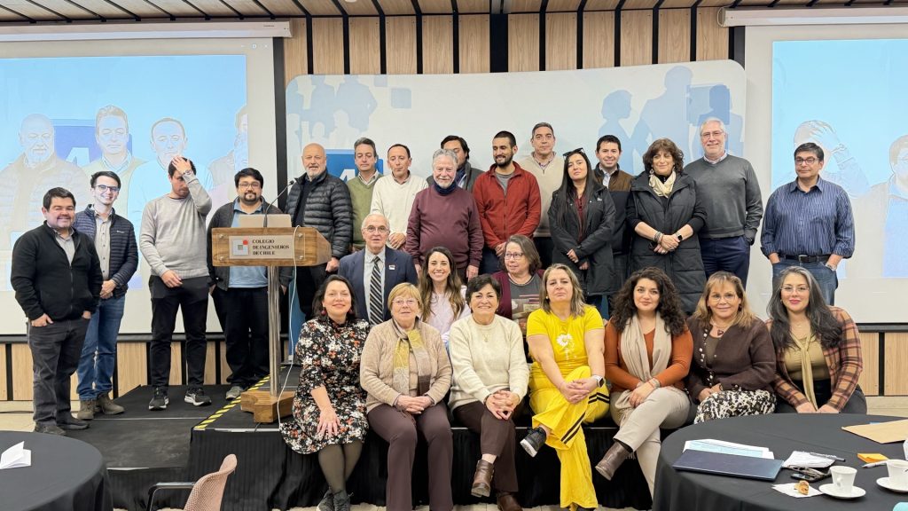 Foto grupal de cierre con todos los participantes del Taller Problemas de Ingeniería Complejos, en el Colegio de Ingenieros de Chile.