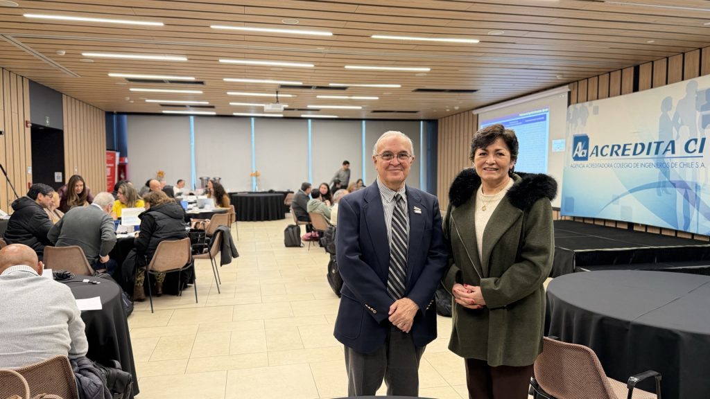 Jessica Pizarro, gerente general de Acredita CI, junto al Dr. José Humberto Loría Arcila durante la segunda jornada del Taller Problemas de Ingeniería Complejos, en el Colegio de Ingenieros de Chile.