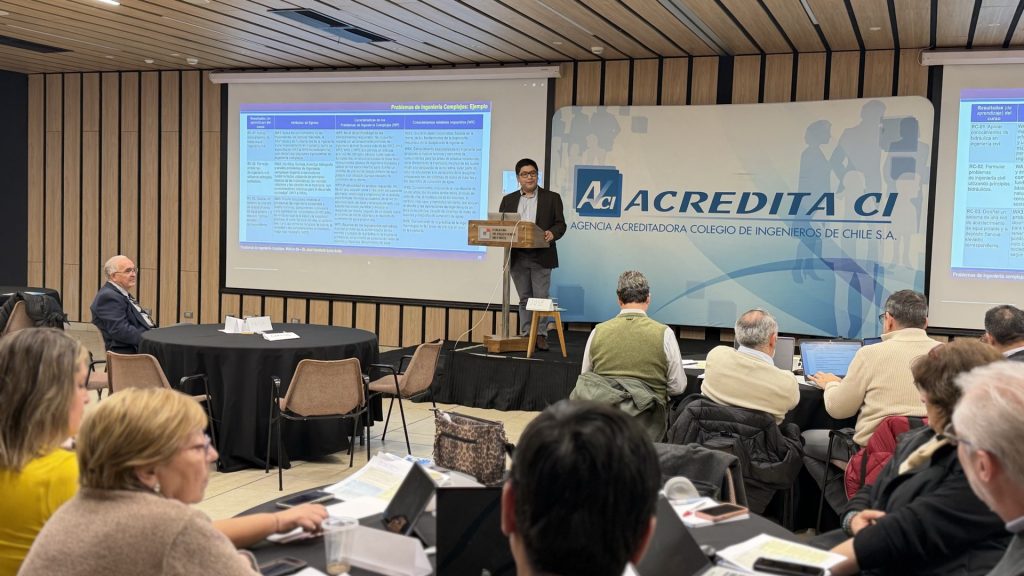 Un participante expone ante el grupo los resultados del ejercicio práctico desarrollado durante la segunda jornada del taller.