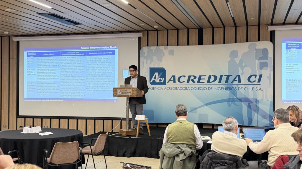 Presentación de uno de los ejercicios prácticos del taller, con los asistentes revisando el material en sus computadores.