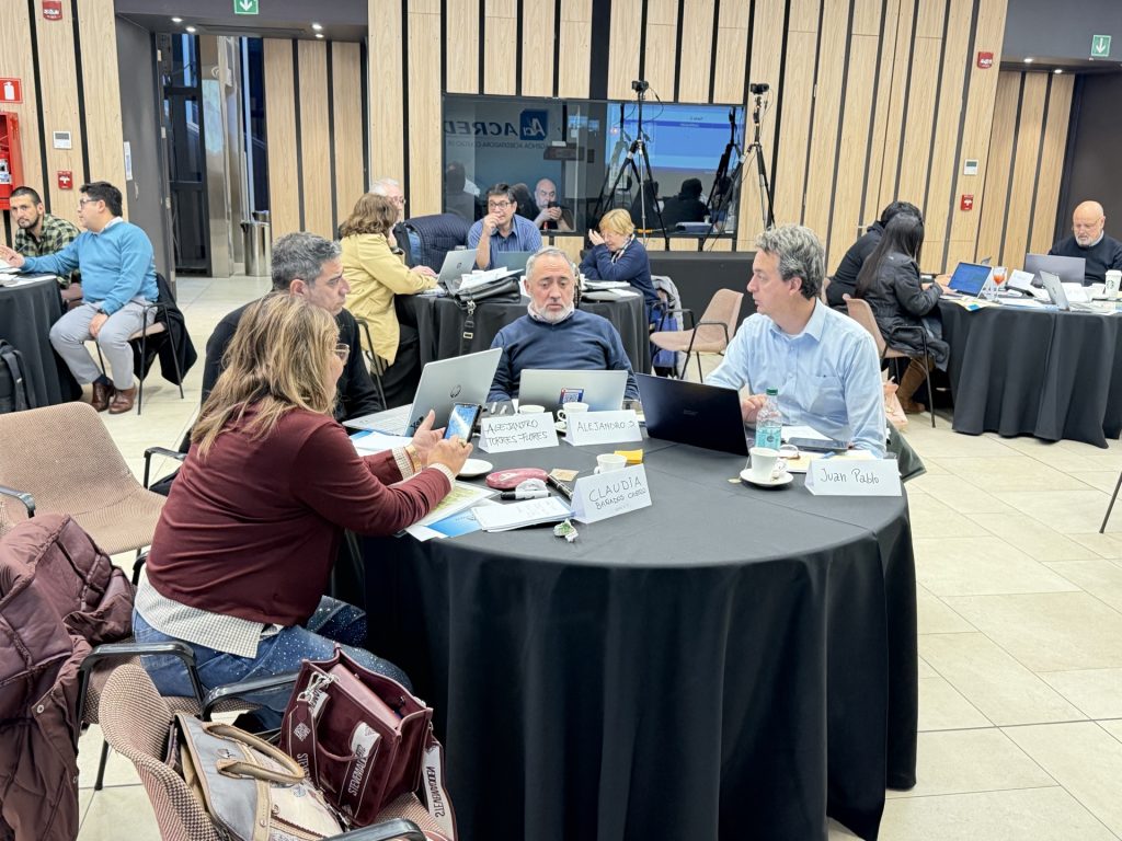 Participantes trabajando en equipo en el diseño de una propuesta de problema de ingeniería complejo.