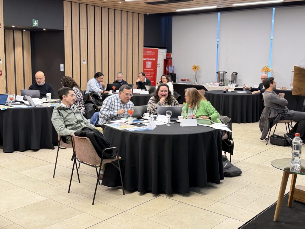 Grupo de participantes conversando y trabajando en conjunto durante uno de los ejercicios prácticos del taller.