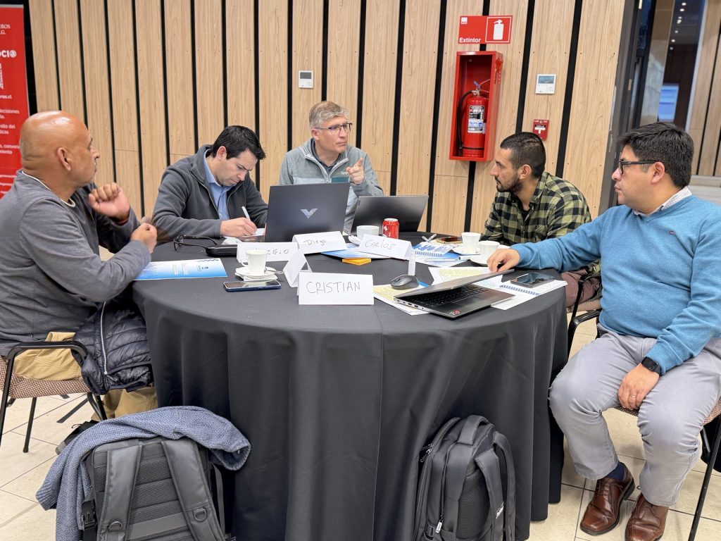 Equipo de participantes analizando el ejercicio práctico de diseño de un problema de ingeniería complejo.