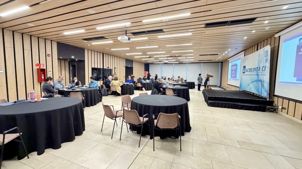 Vista general del salón del Colegio de Ingenieros de Chile durante la primera jornada del Taller Problemas de Ingeniería Complejos, con participantes en mesas de trabajo.